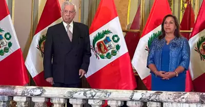 Dina Boluarte condecora a Vargas Llosa con el Gran Collar de la Orden del Sol.