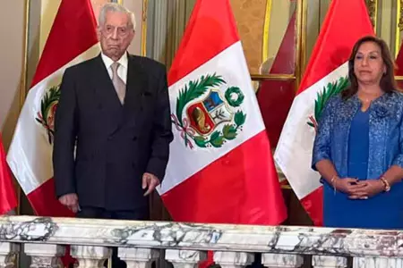 Dina Boluarte condecora a Vargas Llosa con el Gran Collar de la Orden del Sol.