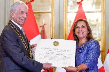 Mario Vargas Llosa fue condecorado por la presidenta Dina Boluarte.