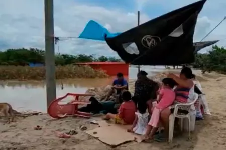 La familia perdió su hogar por el desborde de ríos.