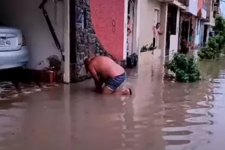 La ciudadana pidi ayuda para extraer el agua.