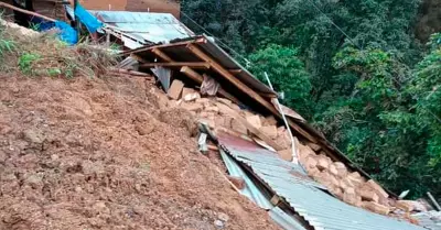 Deslizamiento de vivienda tras intensas lluvias en Piura