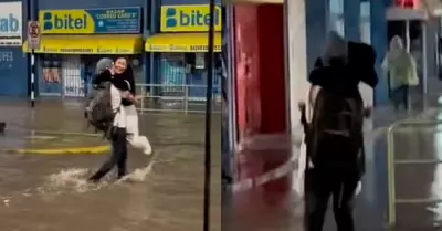 Joven carga a su novia en inundacin de Chiclayo