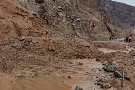 Carretera afectada por huaicos.