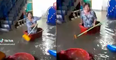 Mujer navega en su vivienda inundada