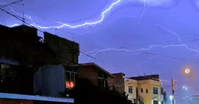 Intensas lluvias con tormenta eletrica alarma a poblacion de Chiclayo.