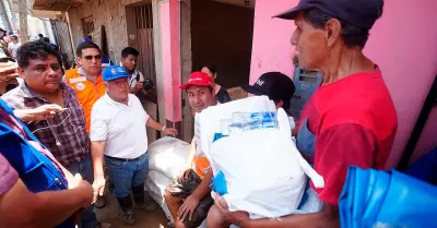 Darn alimentos a familias afectadas por inundaciones