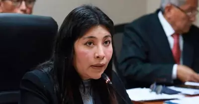 Betssy Chávez se allana al impedimento de salida pedido por el Congreso