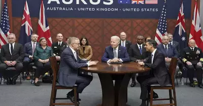 Joe Biden junto a los primeros ministros de Reino Unido y de Australia en la Bas