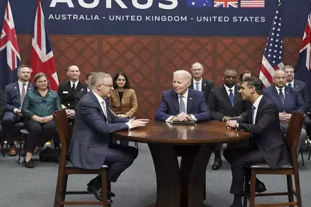 Joe Biden junto a los primeros ministros de Reino Unido y de Australia en la Bas