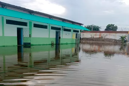 Colegios de Tumbes comienzan trabajos de evacuacion de agua.