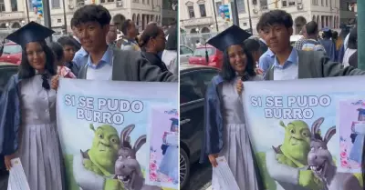 Joven termina el colegio y su hermano lleva gigantografa con frase de Shrek