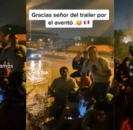 Conductor recogi a personas en medio de huaico