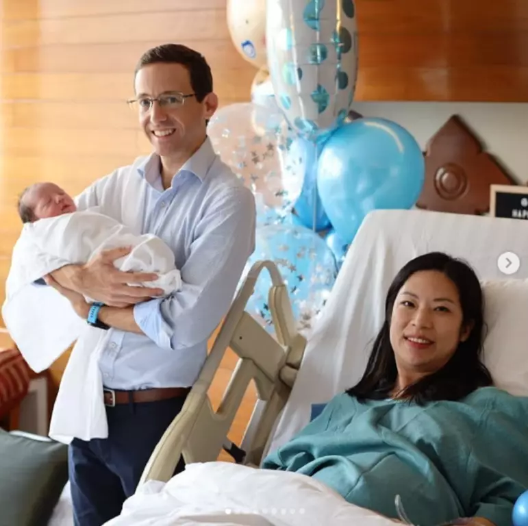 Los Magoffin recibiendo a su beb Arthur.