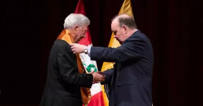 Mario Vargas Llosa es condecorado por Rafael López Aliaga.