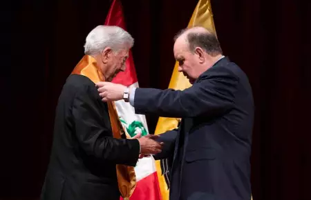 Mario Vargas Llosa es condecorado por Rafael López Aliaga.