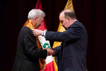 Mario Vargas Llosa es condecorado por Rafael Lpez Aliaga.