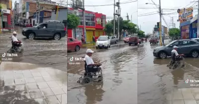 Abuelito us su silla de ruedas para movilizarse en medio de inundaciones