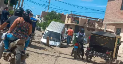 Camioneta se hunde en un enorme forado en pleno centro de Chiclayo.