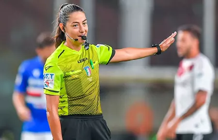 Maria Sole Ferrieri Caput es la primera arbitra en dirigir un partido de la sele