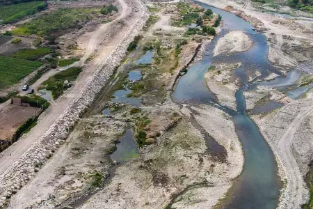 Ro Chancay incrementa su caudal y provoca daos en diques de encauzamiento.