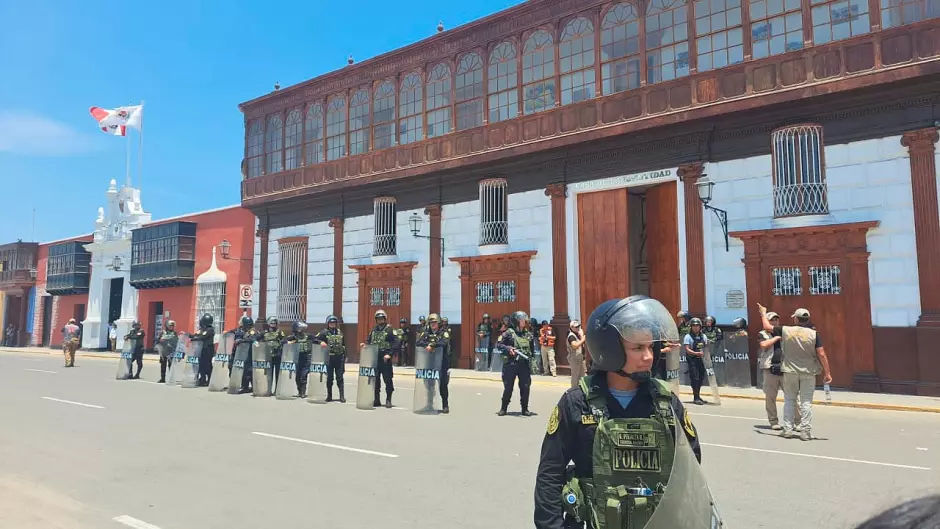 Cientos de efectivos policiales vigilaban el centro de Trujillo