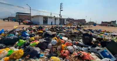 Colegios de Alto Trujillo lucen llenos de basura.