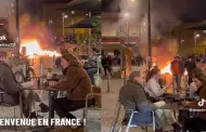 ¡Insólito! Franceses no interrumpen su cena a pesar de que la calle arde en llamas