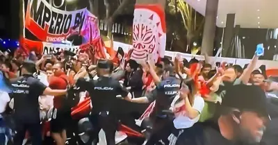 Captura de video de agresión de policía española a jugadores peruanos.