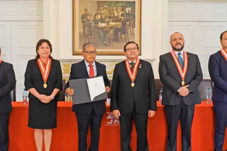 Isaac Mita recibe credencial para reemplazar a Betssy Chávez en Congreso.