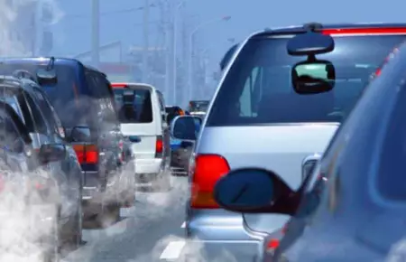 UE aprueba prohibir la venta de autos que emitan CO&#8322; a partir de 2035