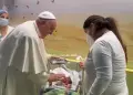El papa se recupera en el hospital y visita a los niños enfermos