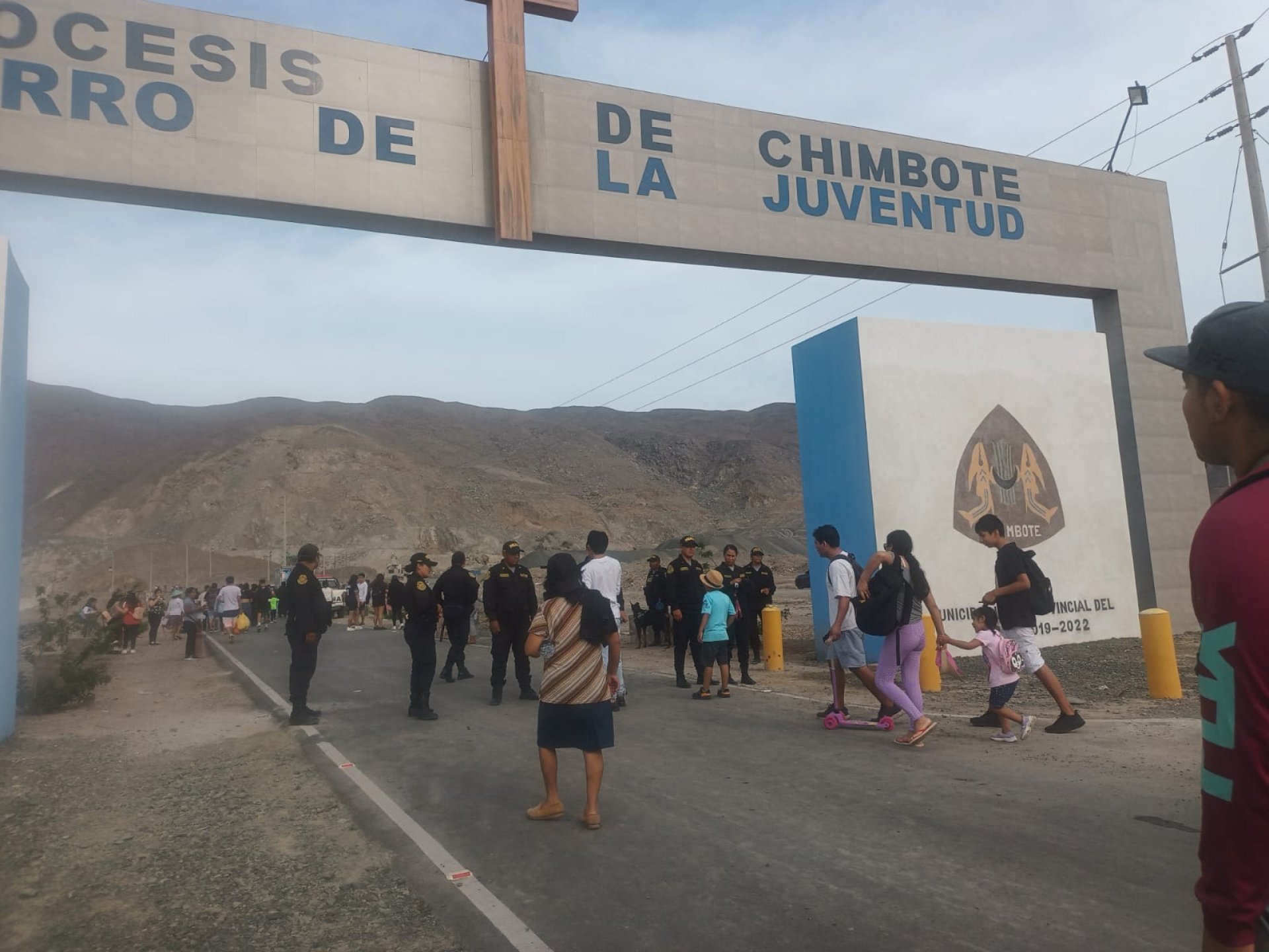 Personas de todas las edades en procesin al Cerro de la Juventud.