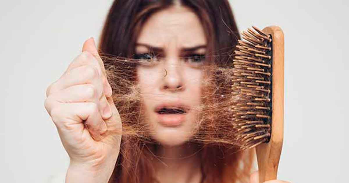 ¿Harta de dejar cabello en el peine?: Conoce 5 causas por las que pierdes cabello en tu día a día