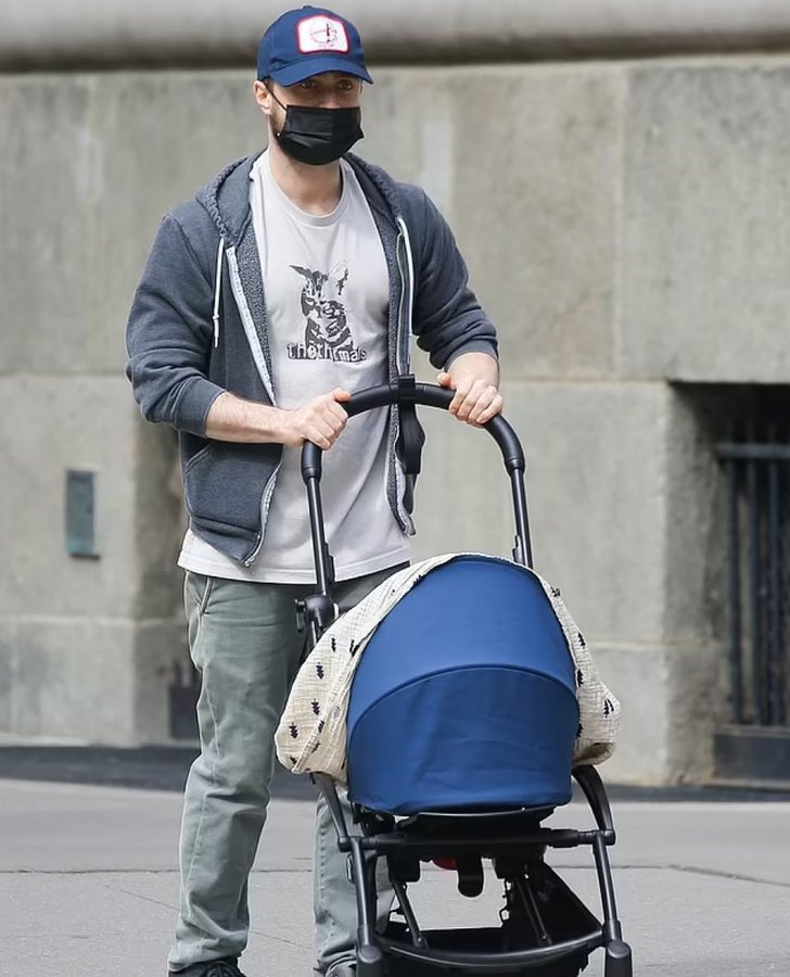 Daniel Radcliffe y Erin Darke paseando a su beb (1).