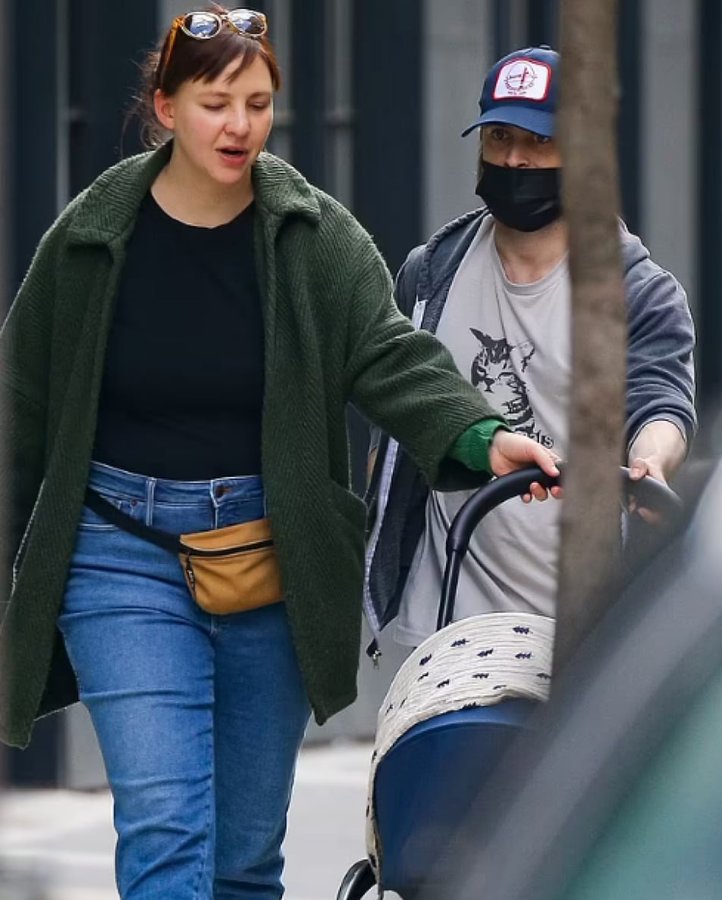 Daniel Radcliffe y Erin Darke paseando juntos a su beb en New York.