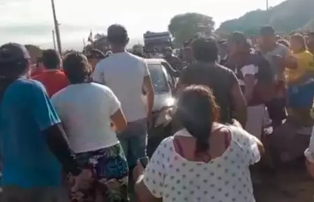 Bloquean pista tras inundaciones en Piura.