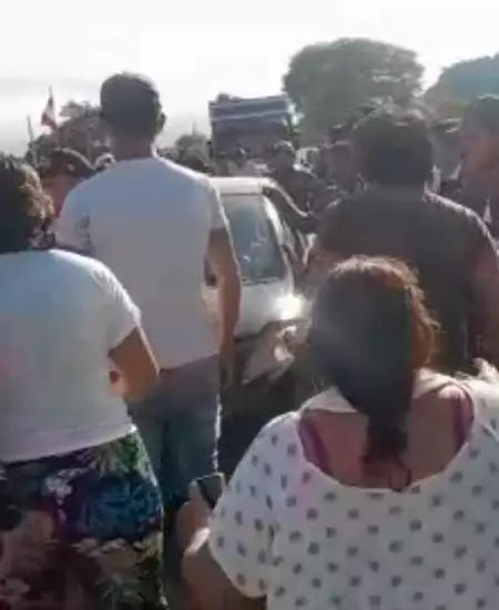 Bloquean pista tras inundaciones en Piura.