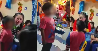 Payasita ayuda a vender golosinas a un nio en una fiesta infantil
