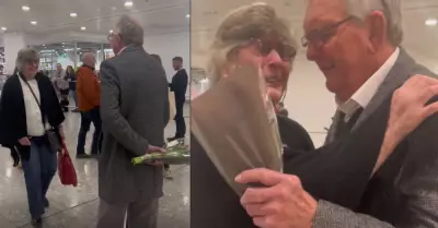 Anciano le regala flores a su esposa y emociona en redes sociales