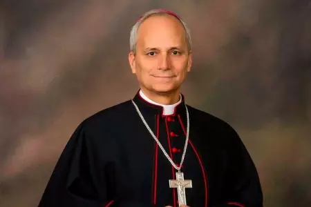 Monseor Robert Prevost, religioso norteamericano se va a Roma.