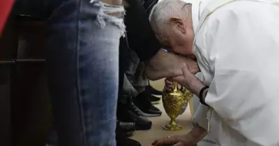 El papa lava los pies a doce jvenes detenidos en ritual de Jueves Santo