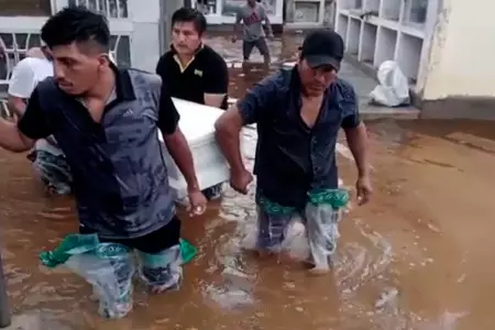 Familia entierra a unos de sus miembros en cementerio inundado.