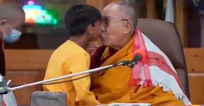 Lder Budista, Dali Lama, le pide a nio que lo bese en la boca: "Puedes lamerm