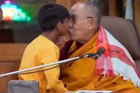 Lder Budista, Dali Lama, le pide a nio que lo bese en la boca: "Puedes lamerm
