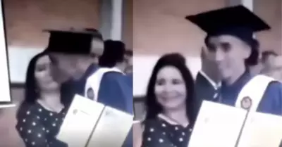 Profesora y su alumno se dan un beso durante graduacin.