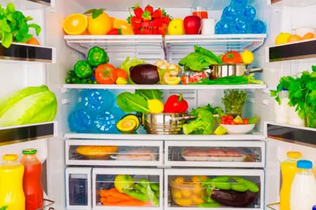 5 alimentos que no debes guardar en la puerta de tu refrigerador.