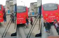 Rateros hacen "patita de gallo" para robar a un bus por la ventana