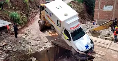 Ambulancia se despista y cae al río Parcoy en La Libertad