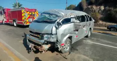 Accidente vehicular dej 4 nios heridos.